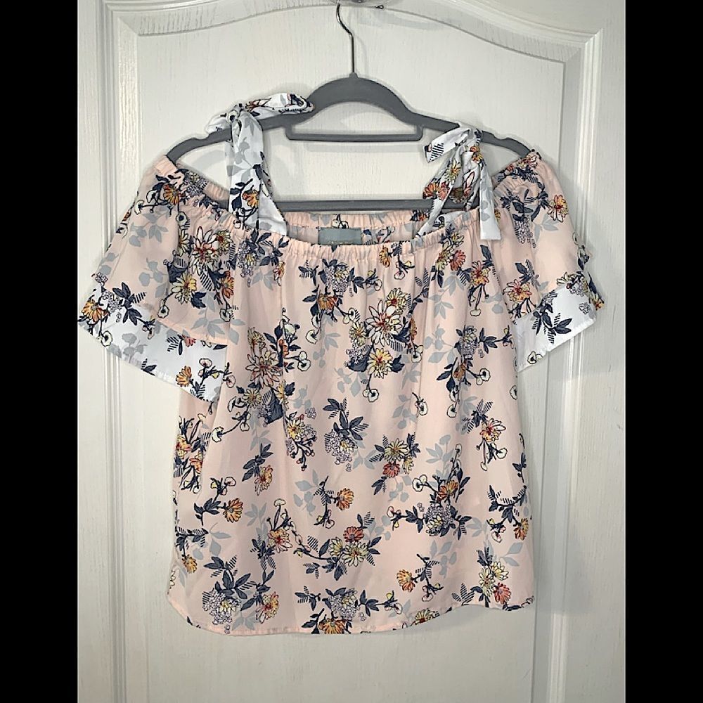 Skies are blue floral top size M‎
